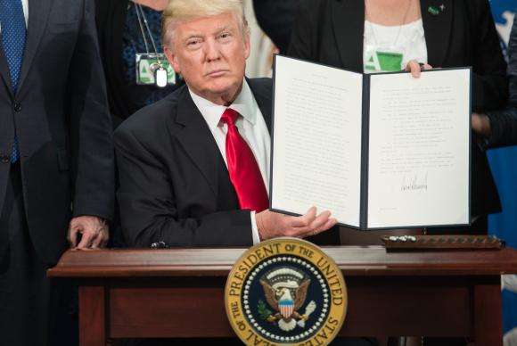 Donald Trump assina ordem executiva para construção de muro na fronteira dos Estados Unidos com o México