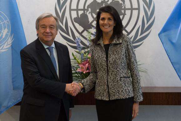 O secretário-geral das Nações Unidas, António Guterres, recebe as credenciais da nova embaixadora dos Estados Unidos junto a ONU, Nikki Haley, na sede da ONU em Nova York