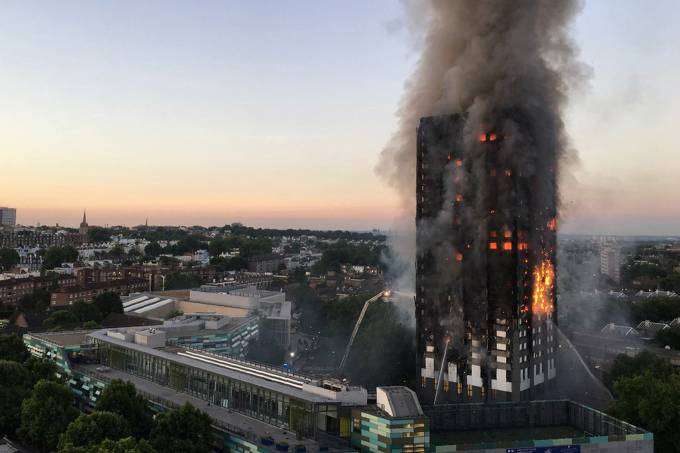Incêndio de grandes proporções tomou por completo um prédio residencial na zona oeste de Londres, na Inglaterra