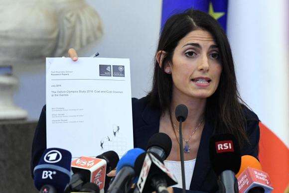 Prefeita Virginia Raggi anuncia saída de Roma da disputa em entrevista coletiva