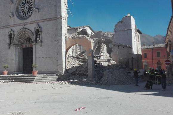 A Basílica de São Benedito, em Norcia, na região central da Itália, ficou completamente destruída, após um forte tremor em agosto do ano passado