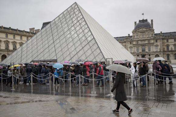 Museu do Louvre é reaberto em Paris