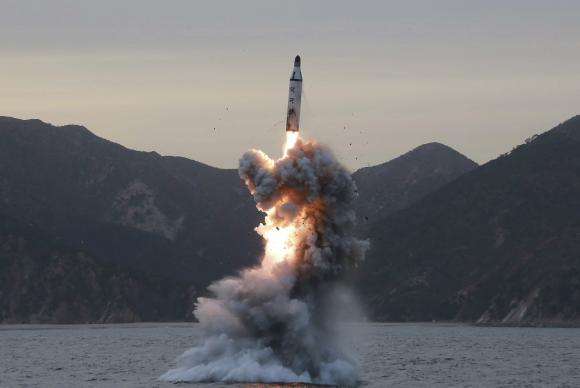 Foto da Agência Central de Notícias da Coreia do Norte mostra teste com míssil feito no país