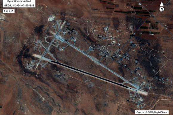 Foto divulgada pelo Departamento de Defesa dos Estados Unidos mostra base aérea de al-Shayrat, próximo a Homs, na Síria, que foi alvo de mísseis norte-americanos