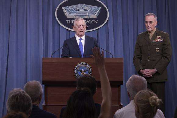 O anúncio da nova estratégia foi feito no Pentágono pelos generais James Mattis (centro) e Joseph Dunford