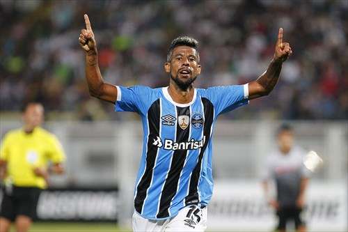 Léo Moura comemora o primeiro gol