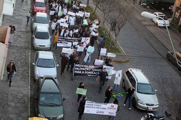 Em Caxias do Sul médicos e estudantes fizeram uma manifestação pacífica Foto: Ieda Beltrão