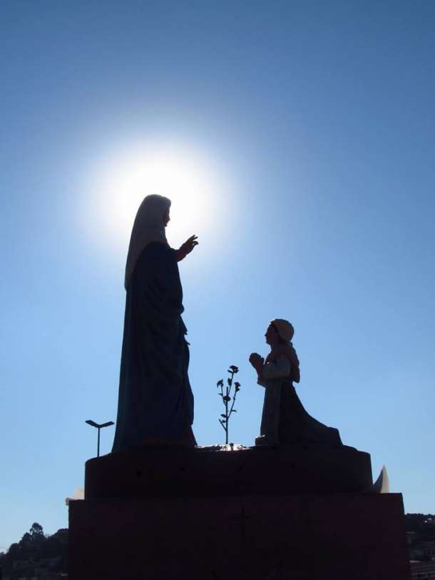 Estátua em sua posição final na RSC 453