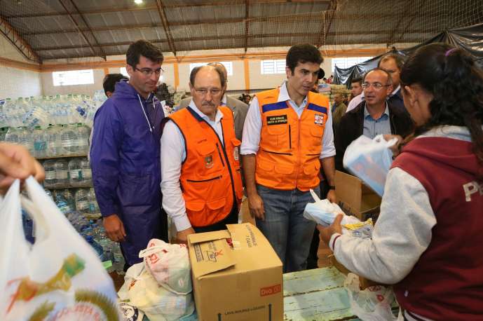 Visita aos desalojados no ginásio municipal