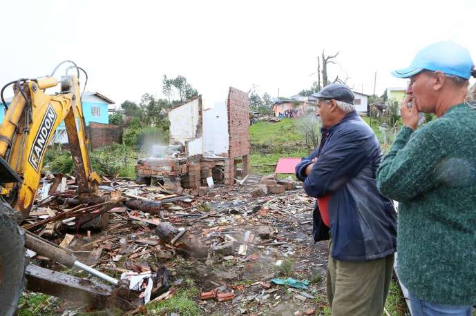 Moradores observam o que restou de suas casas