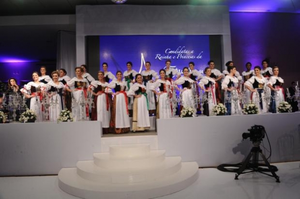 No baile oficial, as candidatas usaram o traje típico Foto: Daniela Xu, Agência RBS