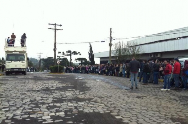 Funcionários do turno da manhã não conseguiram entrar na empresa Foto: Pioneiro