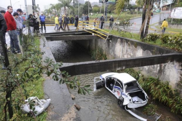 Táxi e van pararam a vários metros de distância um do outro, dentro do arroio Foto: Roni Rigon