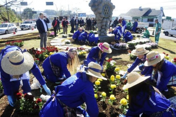 As embaixatrizes plantaram sementes de crisântemos Foto: Roni Rigon | divulgação