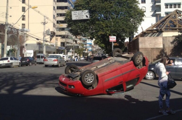 Um Vectra teria cortado a frente do Palio, que capotou Foto: Nacarino Corti Mac Lean, Divulgação