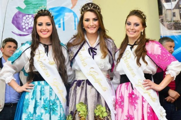 Rainha Cecille Felippi, e Princesas Letícia de Carvalho (E) eLuana Tonetta (ROSA) participam do desfile da Semana de Galópolis Foto: Andréia Copini