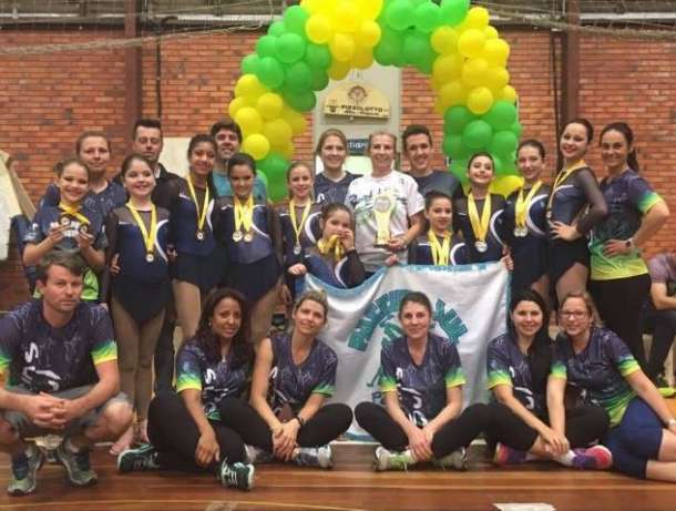 Atletas, técnicos e pais do Pattins Sul comemoraram as boas colocações individuais e o título coletivo, em Canoas