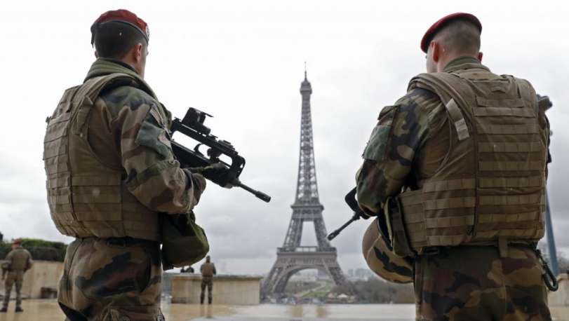 Militares franceses patrulham a torre Eiffel, em Paris.