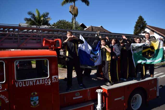 Desfile no caminhão de bombeiros