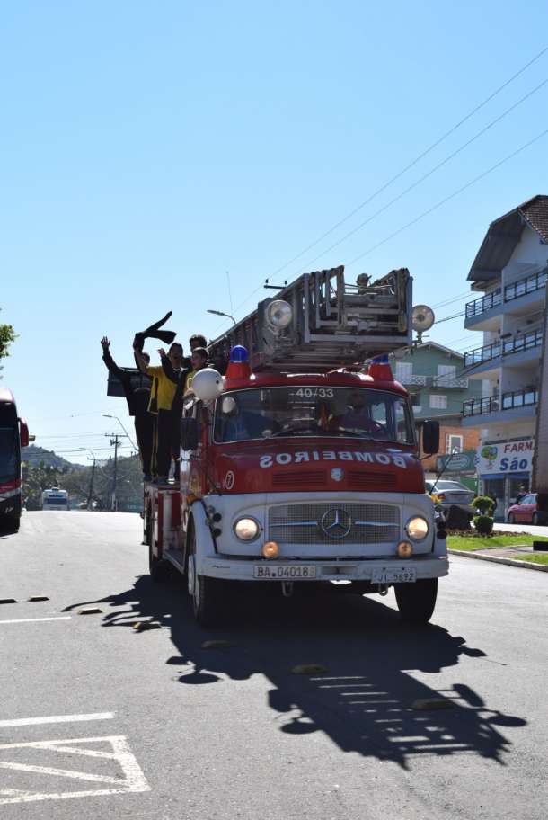 Desfile no caminhão de bombeiros