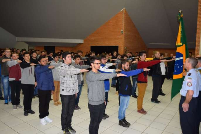 Jovens prestam juramento à Bandeira