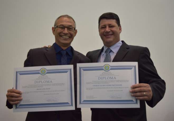 Prefeito Lelo e o vice Charles com seus diplomas