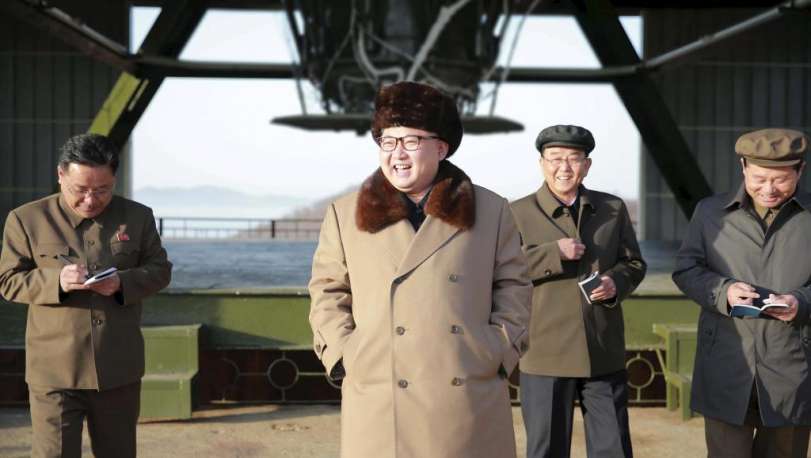 O líder norte-coreano Kim Jong Un acompanha o lançamento do míssil neste domingo