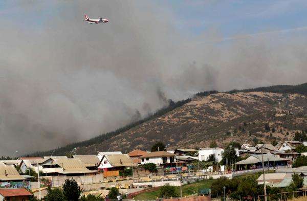 Boeing americano 747-400 Super Tanker é visto antes de jogar água para extinguir incêndio florestal