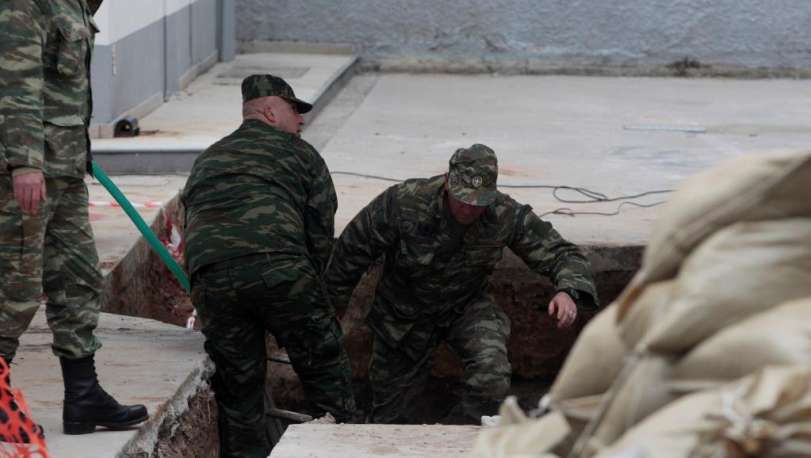 Militares gregos inspecionam local onde foi encontrada uma bomba de 250 kg da Segunda Guerra Mundial