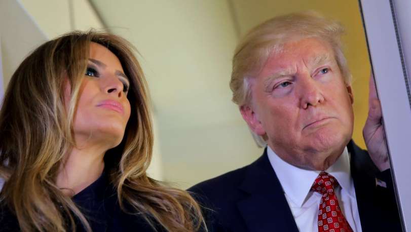O presidente americano Donald Trump e sua esposa, Melania Trump, a bordo do Air Force One, em 10 de fevereiro de 2017