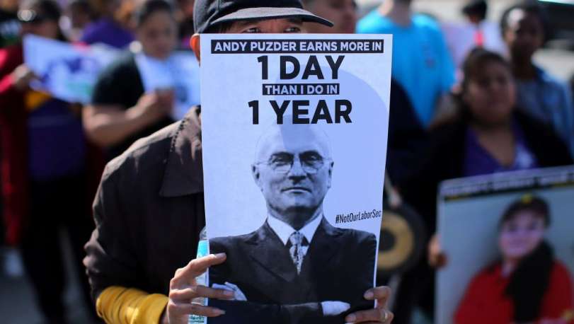 Trabalhadores da rede de restaurantes de Andrew Puzder protestam contra sua indicação à pasta do Trabalho no governo americano na Califórnia, em 13 de fevereiro de 2017