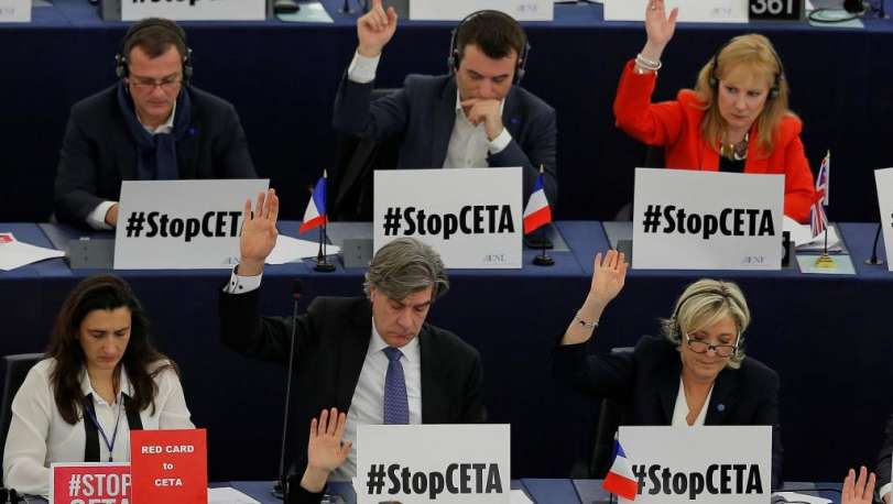 Bancada de eurodeputados em oposição ao CETA, o acordo de Livre Comércio entre o Canadá e a União Europeia. Embaixo, à direita, a líder da extrema-direita francesa, Marine Le Pen.