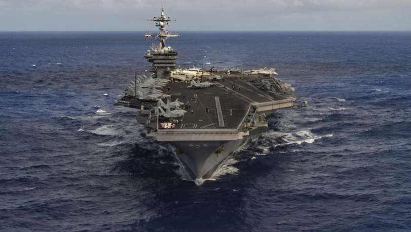 O porta-aviões Carl Vinson (foto de arquivo) vai se posicionar na região a península coreana neste domingo (9)