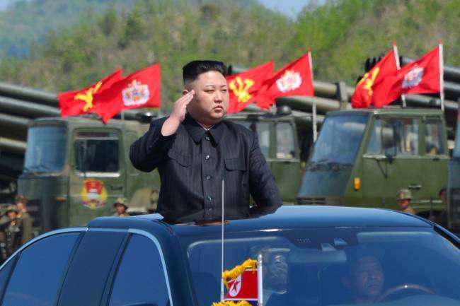 Kim Jong-un, líder da Coreia do Norte, durante exercício militar em seu país