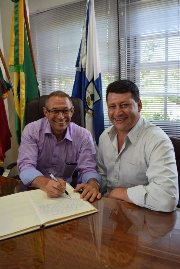 Prefeito Régis transmite cargo ao vice-prefeito, Charles