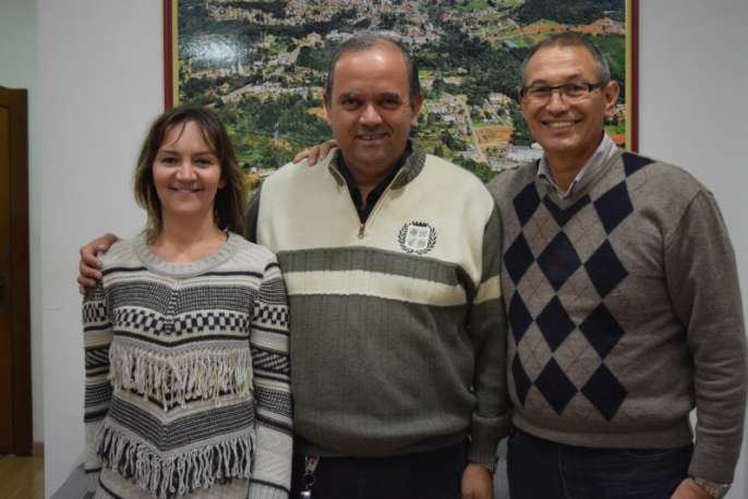 A secretária Municipal de Administração, Débora Schwantes de Braga, o novo coordenador da Defesa Civil, João Batista dos Santos e o prefeito Regis Luiz Hahn