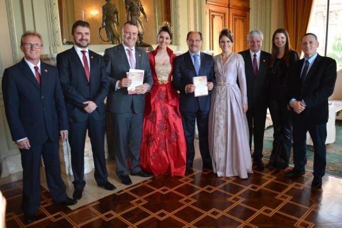 Convite é entregue ao Governador Sartori