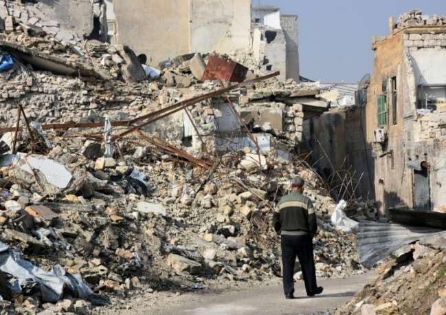 Sírio caminha em região destruída de Aleppo, em 19 de janeiro