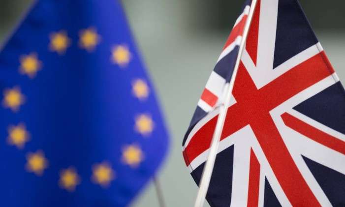 Bandeiras da União Europeia e do Reino Unido