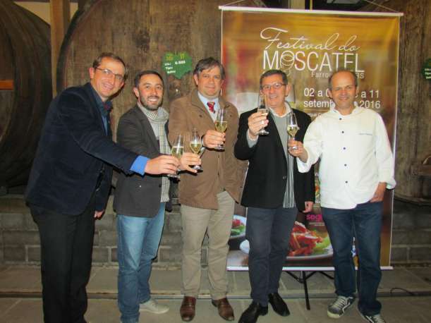 Da esquerda para a direita, brindando ao evento: Secretário Municipal de Desenvolvimento Econômico e Turismo, Flávio Lopes, Secretário Municipal Agricultura, Éder Sandro da Silva, Presidente da Afavin, João Carlos Taffarel, vice-prefeito de Farroupilha, P