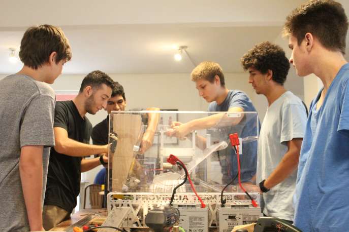 Estudantes trabalharam ao longo do verão na construção do robô