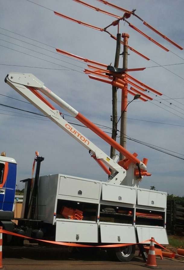 Troca de postes em Mato Leitão