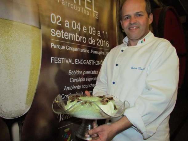 Chef Laércio Vesterlund apresenta a sobremesa Bavarese de côco, com calda de hortelã e figo cristalizado