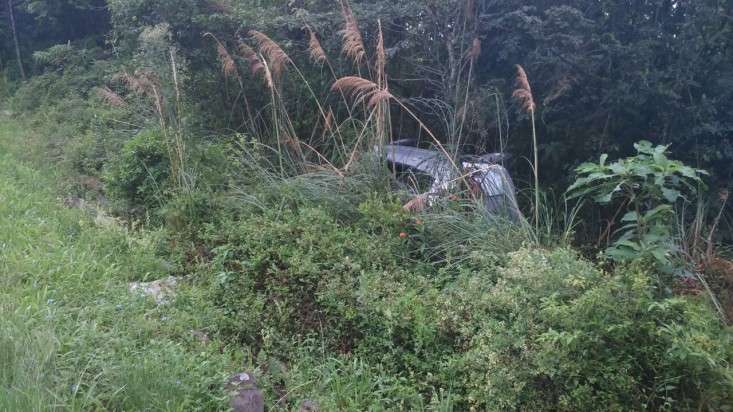 Veículo saiu da pista e acabou capotando