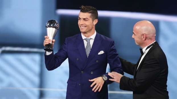 Cristiano Ronaldo exibe o troféu de melhor do mundo da Fifa