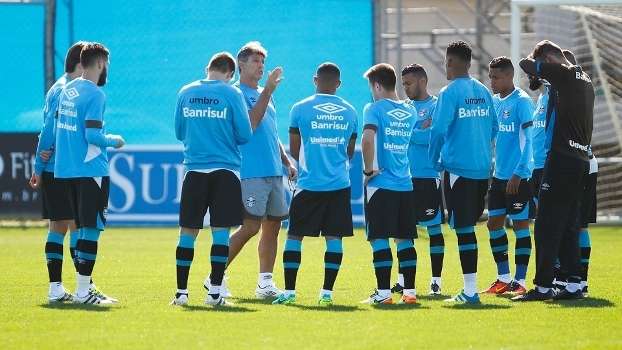Renato Gaúcho conversa com jogadores do Grêmio durante treino