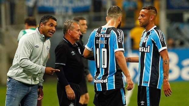 Roger (esq.) durante jogo do Grêmio