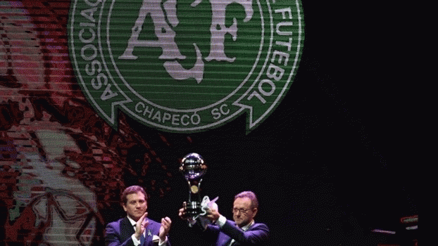O presidente da Chape, Plinio David De Nes Filho, recebeu o troféu da Sul-Americana