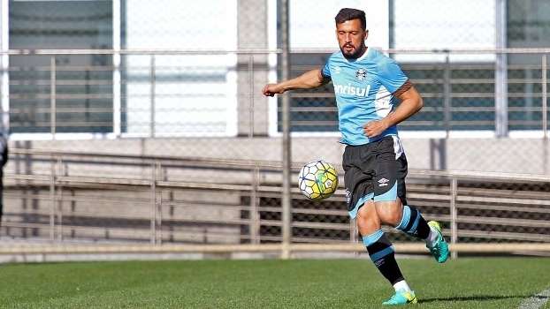 Edílson durante treino do Grêmio
