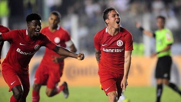 Seijas comemora ao marcar o único gol do Inter na derrota para o Santos na Copa do Brasil